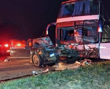 Acidente entre carro e ônibus que transportava estudantes deixa uma pessoa morta em Dourados